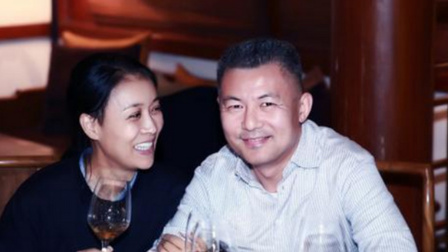 那英前夫罕见露面，身材发福神情憔悴，因私生子与天后分道扬镳