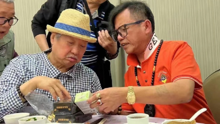 71岁洪金宝罕见露面，被推销买保健品，神情冷漠满脸不耐烦