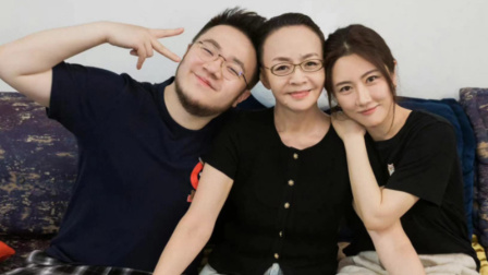 宋丹丹又要当奶奶了？儿媳小腹微隆孕味足，巴图满脸笑意喜不自胜