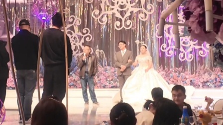 高中班主任做证婚人，老师幽默吐槽：他们能结婚是我工作上的疏忽