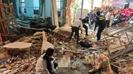 长沙街道一店铺临时搭建的脚手架连同墙体发生局部垮塌！