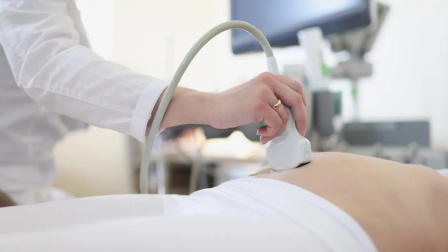 女子意外发现丈夫带另一女子产检，全程哭腔：到底哪里比我好