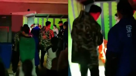 男孩一身反骨非要钻进快递柜，同伴反手关上门