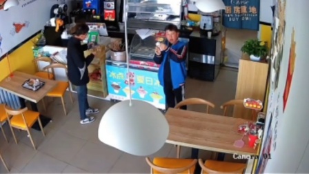 麻辣烫店主离店，两男孩对监控数签子结账，店主：他们好可爱
