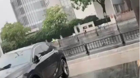 江阴文旅局回应市民躲雨被驱赶