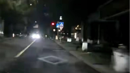男子遭对向车辆不断鸣笛爆闪远光灯 走近一看路中间竟躺着一个人