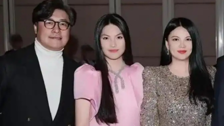 李湘瘦下来美出新高度，一家三口逛街被偶遇，王岳伦和女儿聊不停