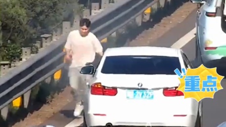 高速轿车突发自燃，过路司机纷纷上前接力施救，凡人善举太暖心