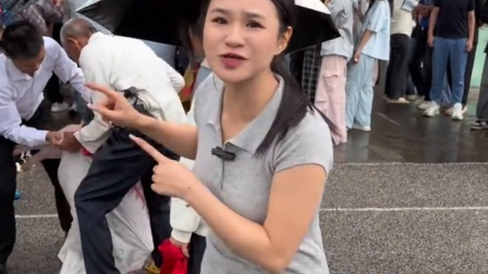 邵阳一中学为优秀学生奖励一头猪42头小猪崽 大的有50多斤