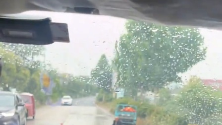 老人水果散落一地，过路市民齐伸手，人间处处有温情