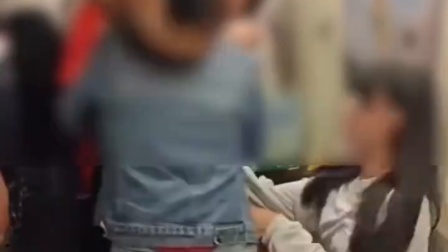女孩乘地铁坐爱心专座被老人一把拽起，双方发生激烈争执