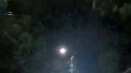 网友夜间开车突遇对向车闪灯，走近一看真相让人后怕……