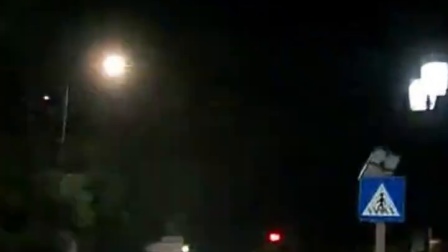 司机夜间行车遭对向车鸣笛爆闪远光灯，减速后发现路中间躺了一人