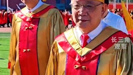 国科大毕业典礼导师代表入场，超长队伍十分壮观