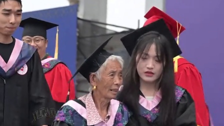 女孩毕业典礼携七旬奶奶上台接受拨穗