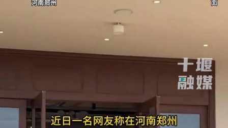 女子试衣遭小孩掀开门帘，全身裸露被多名男性围观。涉事门店致歉