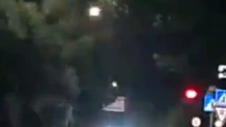 夜晚遭对向车道司机爆闪远光灯，刚想发脾气才发现救了自己一命