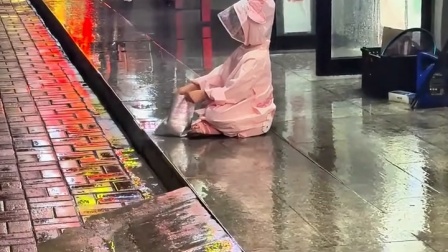 快乐是简单且纯粹，小女孩雨天用锡纸袋接雨水
