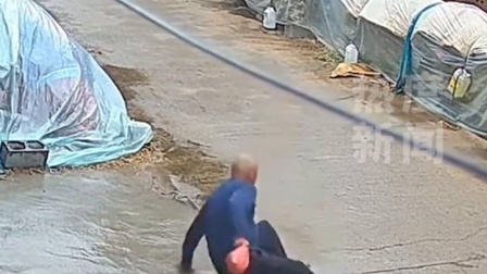 父亲冒雨送粽子摔倒谎称没事 儿子查看监控后心里五味杂陈