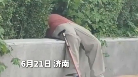 老人不慎跌入绿化带无法起身，路过的小伙儿立即靠边停车扶起