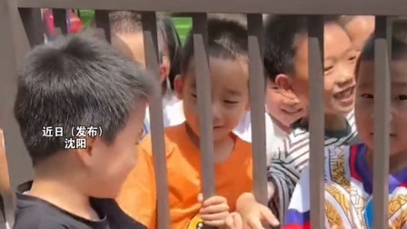 小男孩办理退学当天回到幼儿园，小伙伴在门口一遍遍喊：我会想你