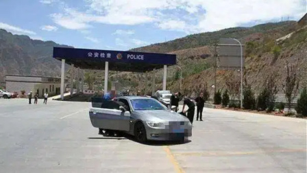 一男子驾驶证被吊销仍驾车出行，遇民警检查和妻子互换座位被抓